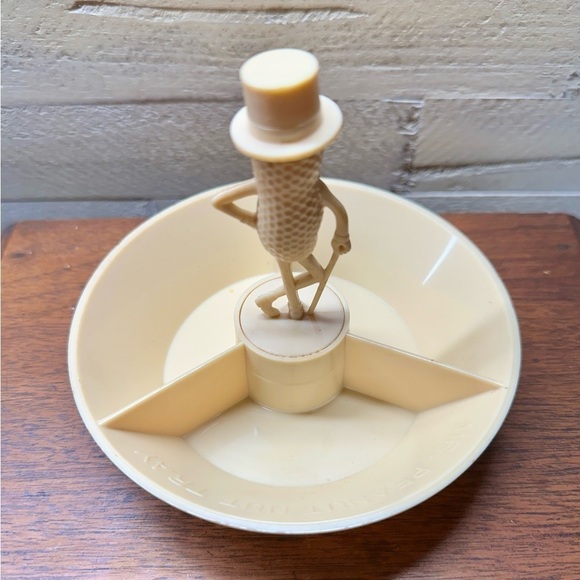 PLANTERS PEANUTS, MR PEANUT, TAN, PLASTIC, PEANUT TRAY. ROUND DIVIDED TRAY. - Picture 6 of 8